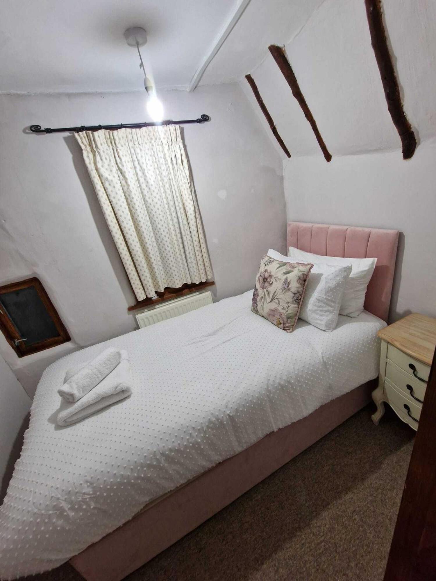 Two Bedroom Grade Ll Cottage At Az Luxury Stays Honey Horsefield With Wifi And Free Parking Hundon Ngoại thất bức ảnh